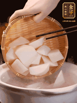 大火煮開(kāi)后，轉(zhuǎn)中小火燉40分鐘，挑出蔥結(jié)，再下蘿卜燉20分鐘