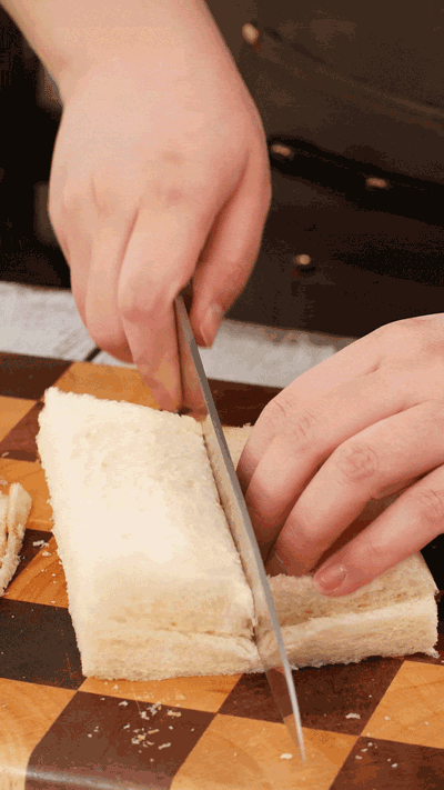 土司改刀去邊，切成適當(dāng)大小