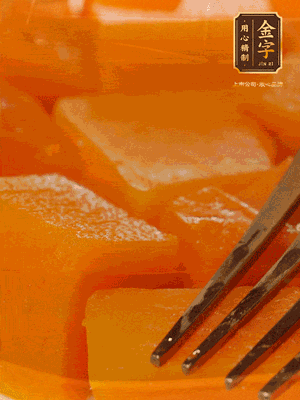 南瓜去皮，一半切塊備用，一半切塊蒸熟，碾成泥