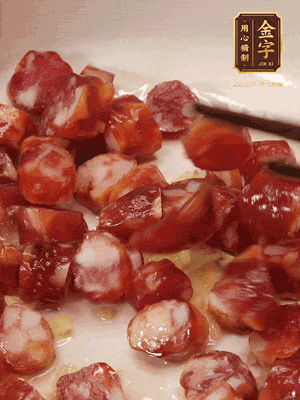 砂鍋熱油，下姜絲、香腸煸香