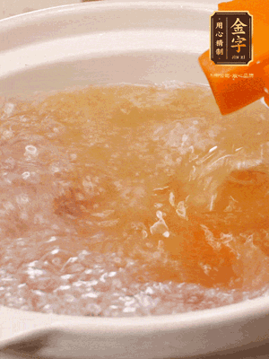 倒入開水、南瓜塊、南瓜泥中火煮5分鐘