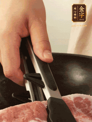 大塊五花肉皮面朝下，烙2-3分鐘