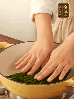 小蔥鋪在底部，放上生姜