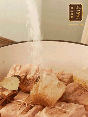 加水沒過，大火煮開轉(zhuǎn)小火慢燉2小時，煮到收汁