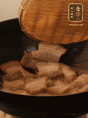 鍋中少油，翻炒五花肉