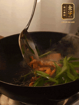 黃豆醬、鹽、糖調(diào)味，淋一圈花雕酒，蒜白先下，蒜葉后下