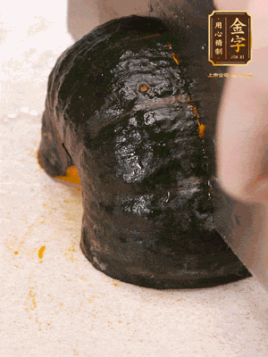 貝貝南瓜去皮，切成小塊。姜切絲