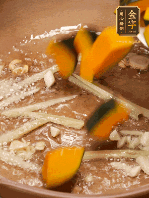 砂鍋倒一層底油，蒜粒、姜絲炒香后，再下南瓜翻炒30秒