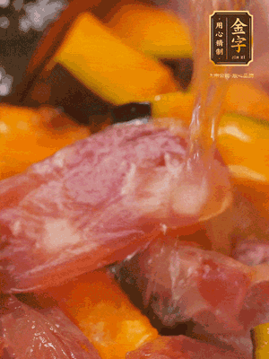 下香腸，倒沒過南瓜的水，加1/2勺鹽、1/2勺白糖、1勺蠔油燜8分鐘