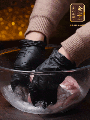 豬肚放入面粉、鹽、白酒，反復(fù)揉搓（重復(fù)3遍），洗掉表面的黏液。再把豬肚翻過來，剪去油脂，一樣反復(fù)揉搓干凈