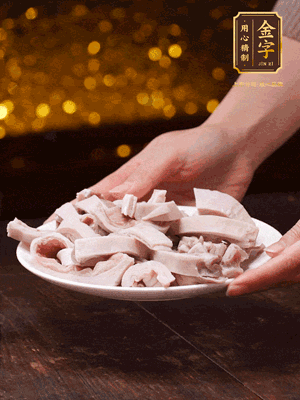 豬肚冷水下鍋，姜蔥料酒去腥，水開煮5分鐘，撈出，切小塊。
