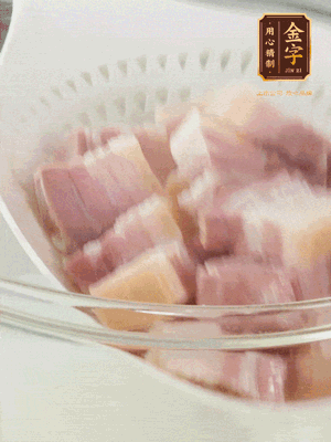 金字淡咸肉、排骨分別加料酒、蔥、姜冷水下鍋焯水，水開撇去浮沫撈出。