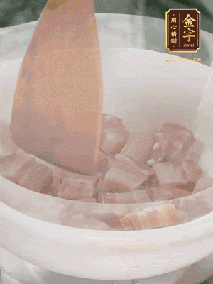 砂鍋內(nèi)咸肉微微煸出香味，再倒入開水。放排骨滾開后轉(zhuǎn)中小火篤30分鐘。（水盡量一次加足，以免中途加水沖淡鮮味。這一步是湯底濃白的關(guān)鍵）