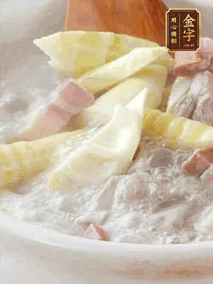 開蓋后放春筍，小火慢篤20分鐘左右，出鍋后盛出。