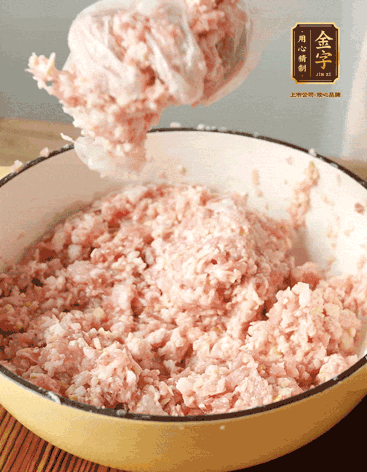 肉丁、咸肉丁、一丟丟鹽、料酒拌勻，反復摔打上勁。接著加入1兩蔥姜水，反復拌勻摔打上勁。前后共加3遍。3遍后筍丁，接著反復摔打上勁。最后加入1個蛋清、3茶匙生粉拌勻摔打上勁