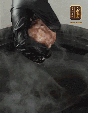 獅子頭摔打至圓潤牢固，等水煮開后，放獅子頭