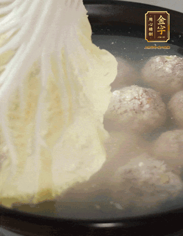 等獅子頭浮起來時再加白菜蓋。小火慢燉2小時