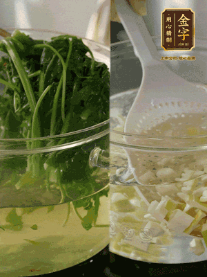 春筍切丁焯水；薺菜加鹽焯水，過涼水后切成細末