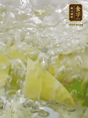 春筍沿著外皮豎著淺劃一刀，剝下外殼，切掉尾部的老根，切滾刀塊。簡單焯水去澀味。