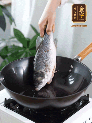 熱油，加1大勺豬油、姜片，再下鱸魚，煎至定型后翻面。（加點豬油，燉出的魚湯更容易變?yōu)榍逅哪贪咨?。?>
					</div>
					<span>步驟 3/6</span>
					<p>熱油，加1大勺豬油、姜片，再下鱸魚，煎至定型后翻面。（加點豬油，燉出的魚湯更容易變?yōu)榍逅哪贪咨?。?/p>
				</li><li>
					<div   id=