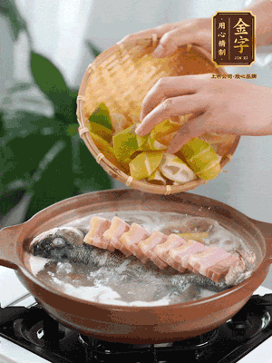 倒開水燉煮后轉移入砂鍋，淋料酒去腥、加少許鹽調味，再依次加咸肉、春筍燉煮15分鐘。