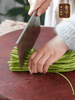 正嫩的藜蒿，掐頭去除根部，切小段