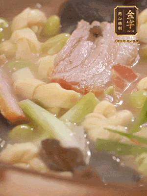 最后加一點蠔油、雞精調(diào)味