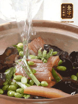 轉(zhuǎn)入砂鍋，加入開水、百葉結(jié)燉煮10分鐘