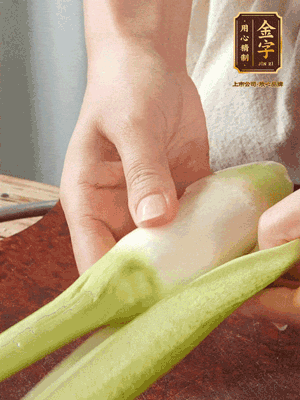 茭白去皮切絲，下鍋稍稍汆燙一下瀝干。