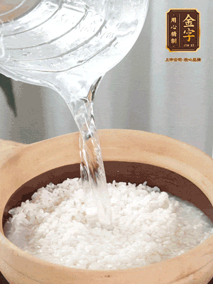 倒入浸泡30分鐘的米，中火煮開后轉(zhuǎn)小火。