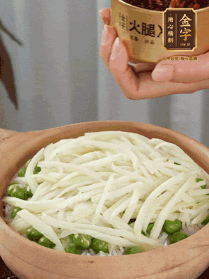 到水微干，放上豌豆、茭白絲。
