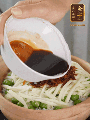 繼續(xù)小火燜3分鐘，淋上XO醬攪拌均勻。
