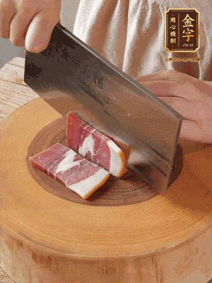 金字火腿切片，溫水浸泡5分鐘。