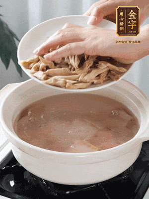 再下筍干段，加水、少許黃酒中火燉煮15分鐘。