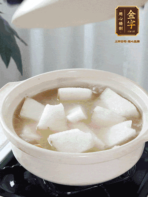 最后下冬瓜繼續(xù)燉煮10分鐘，撒上蔥花點綴。