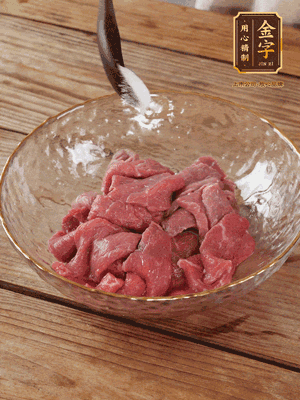 牛肉切丁，加黑胡椒海鹽、橄欖油腌10分鐘