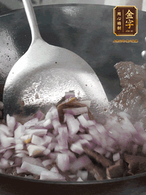 橄欖油熱鍋，牛肉丁炒至焦香狀態(tài)，下洋蔥丁翻炒出香味