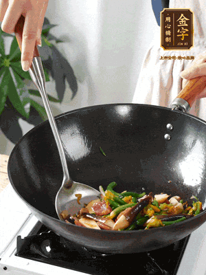 煸香蒜末，下香腸翻炒均勻，再依次下雞縱菌、黃瓜花