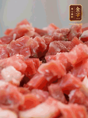 做月餅餡 火腿切成小丁，溫水浸泡5分鐘，上鍋蒸熟15-20分鐘，再將火腿丁、白砂糖、蜂蜜攪拌腌漬2小時(shí)
