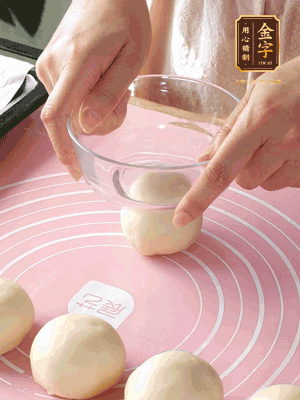 按扁后搟成圓形面皮。餡料放在面皮中心，把餡料包緊，捏緊收口