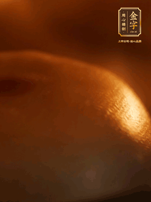 烤箱預(yù)熱至170℃，月餅放在中下層，烤18分鐘左右