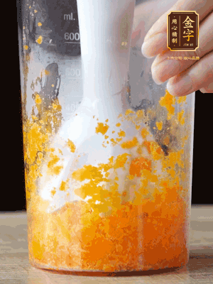 加玉米油、水怡、水揉搓成細膩的面團。松弛半小時后，分成37g一個