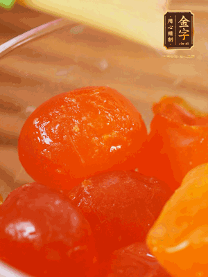 咸蛋黃噴白酒，170℃烤10分鐘。打碎過篩