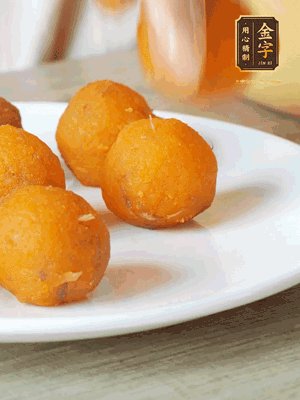 融化的黃油、芝士粉攪勻，加糖粉、蛋液、淡奶油、咸蛋黃攪勻，再加入玉米淀粉、奶粉拌勻，用不粘鍋炒至抱團