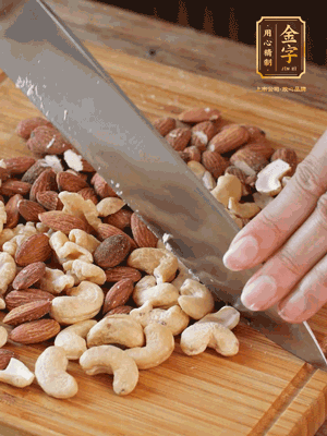 熟堅(jiān)果切成大顆粒，加入杏仁片、白芝麻、火腿絲、熟糯米粉、玫瑰花醬、花生油、水怡攪拌均勻，捏成52g一個(gè)的小球