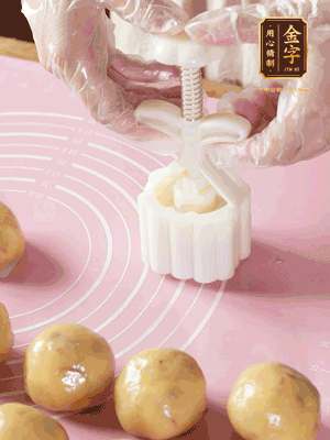 收緊虎口搓圓，裹上一層面粉，放入模具壓一壓