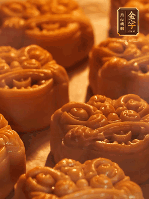 表面噴上水，烤箱預(yù)熱至190℃，170℃烤10分鐘