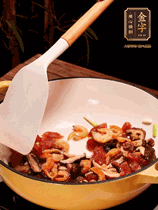 蔥白、干香菇、蝦米、香腸片略微翻炒才出香味，然后倒入料汁（生抽3勺、蠔油2勺、胡椒粉少許）、大米拌勻