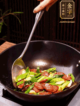 油熱下香腸炒至兩面微焦，下姜蒜、干辣椒、小米椒碎爆香