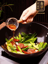 下蒜苗炒軟，沿鍋邊烹入一勺料酒，加醬油、蠔油、白糖調(diào)味炒勻